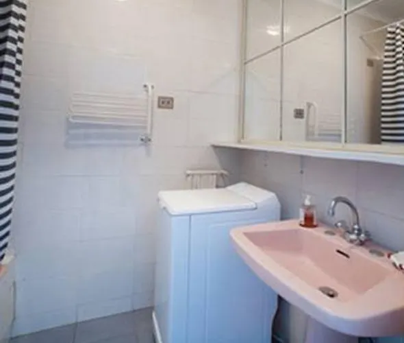 Flat Rossi Μεντόν